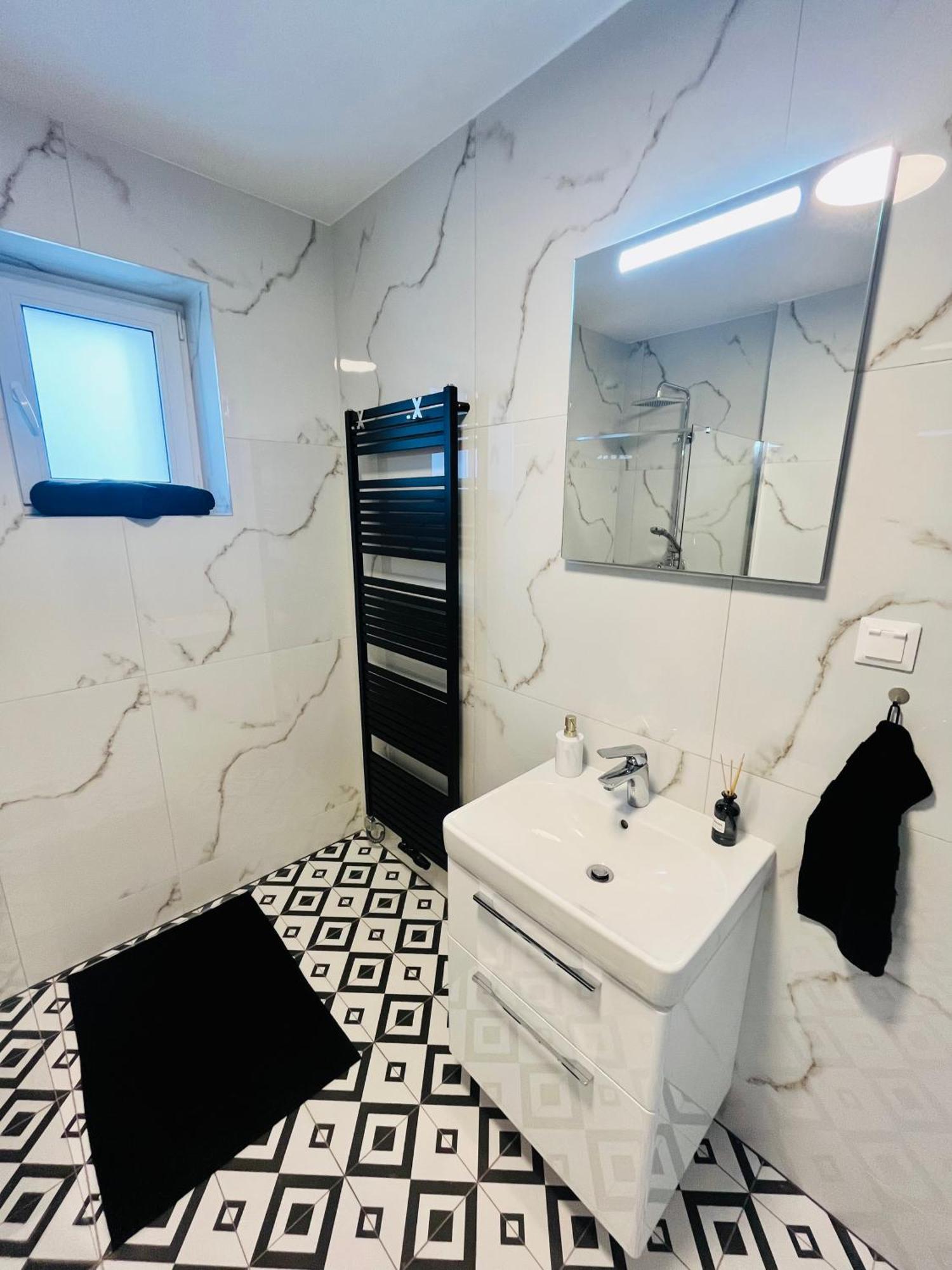 Apartment Riviera Centrum, Private Parking And Smart Check In Banska Bystrica Ngoại thất bức ảnh